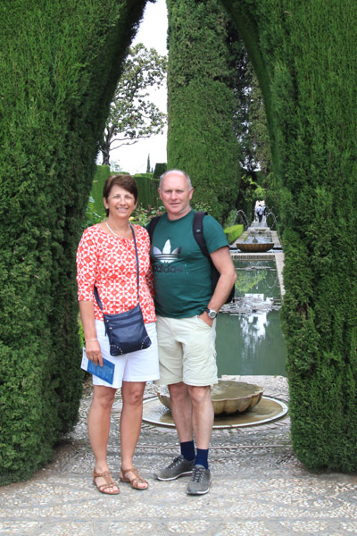 Hans en Gina Mom in de tuin bij het Generalife bij het Alhambra